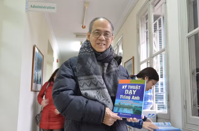 Ở tuổi 80, thầy Hùng đã biên soạn trên 100 cuốn sách phục vụ giảng dạy và học tập tiếng Anh. (Ảnh tư liệu).