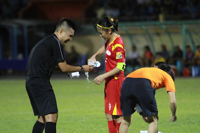Đội trưởng CLB TP.HCM 1 Huỳnh Như rửa vết thương cho trọng tài Việt Bảo
