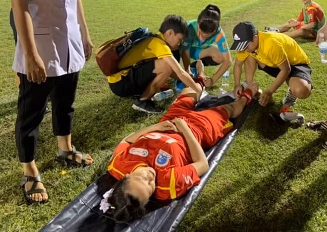 Kim Loan khi được sơ cứu tại sân