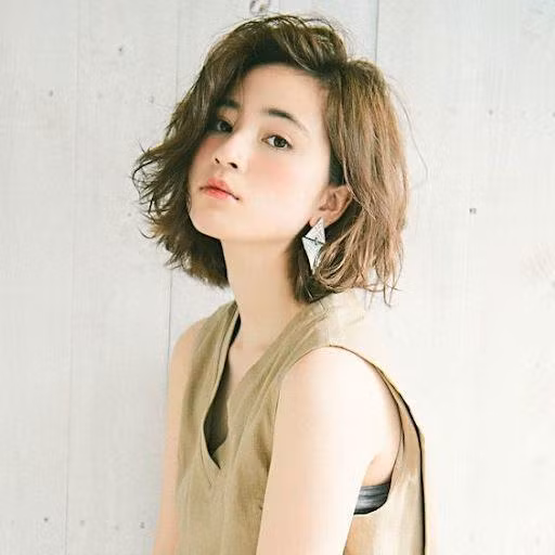 Những mẫu tóc ngắn uốn đẹp trẻ trung hot nhất năm 2020 ảnh 21 toc ngan uon dep tre trung cho ban gai hot nhat nam 2020 - 22