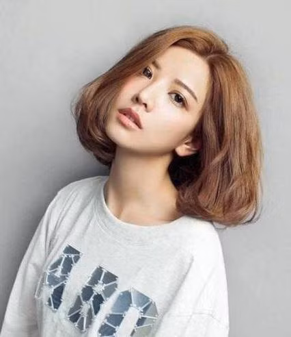 Những mẫu tóc ngắn uốn đẹp trẻ trung hot nhất năm 2020 ảnh 8 toc ngan uon dep tre trung cho ban gai hot nhat nam 2020 - 9