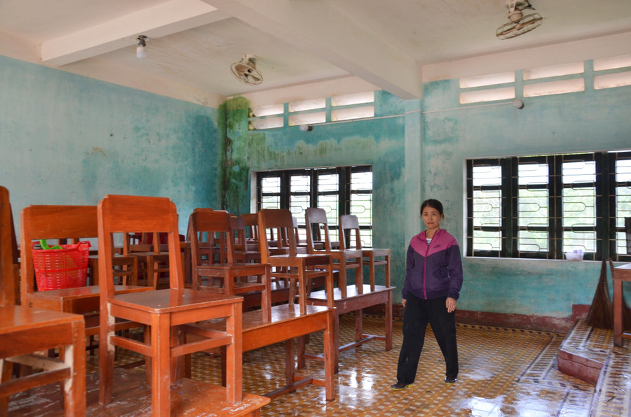 Cô Nguyễn Thị Tuyết Trinh - Hiệu trưởng Trường THCS Hành Dũng cho biết, vì là ở vùng rốn lũ, thường xuyên đối diện với cảnh ngập lụt nên bước vào mùa mưa hằng năm nhà trường đều chuẩn bị sẵn các phương án để ứng phó với mưa lũ. Trường đã chủ động phân công thầy cô giáo đưa bàn ghế lên cao, các thiết bị, hồ sơ sổ sách cũng được đưa lên tầng cao hơn nên thiệt hại trong đợt lũ lần này là không đáng kể.