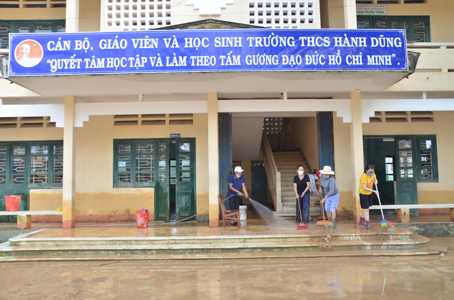 Tại trường THCS Hành Dũng, các cán bộ, giáo viên nhà trường cũng đang nỗ lực tổng dọn vệ sinh trường lớp để sớm đón học sinh trở lại trường.