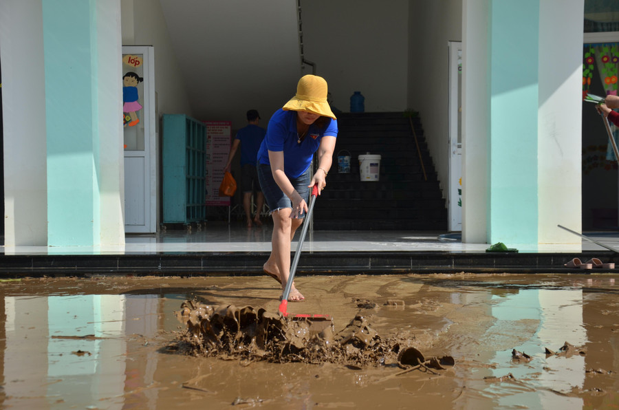 Trường Mầm non Hành Dũng hiện có 174 cháu theo học, để đảm bảo an toàn trước tình hình mưa lũ phức tạp nên trường đã cho các cháu nghỉ học từ ngày 10/10.