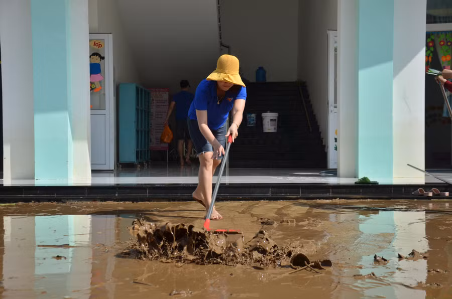 Trường Mầm non Hành Dũng hiện có 174 cháu theo học, để đảm bảo an toàn trước tình hình mưa lũ phức tạp nên trường đã cho các cháu nghỉ học từ ngày 10/10. Trường Mầm non Hành Dũng hiện có 174 cháu theo học, để đảm bảo an toàn trước tình hình mưa lũ phức tạp nên trường đã cho các cháu nghỉ học từ ngày 10/10.