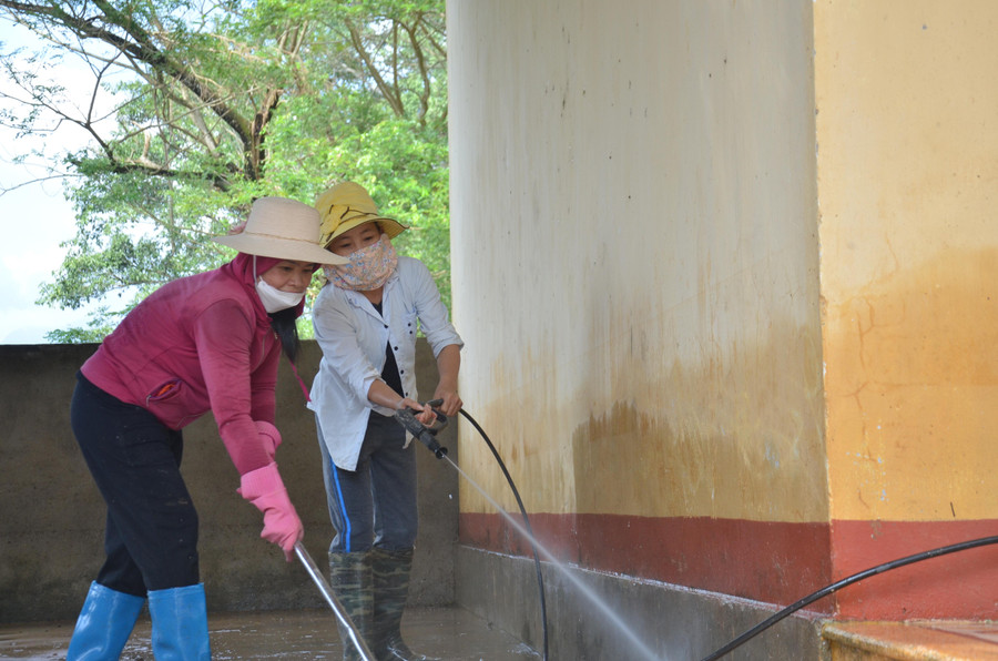 Nước lũ dâng cao đã gây ngập hơn 15 phòng học, phòng chức năng của trường, có chỗ ngập gần cả mét.