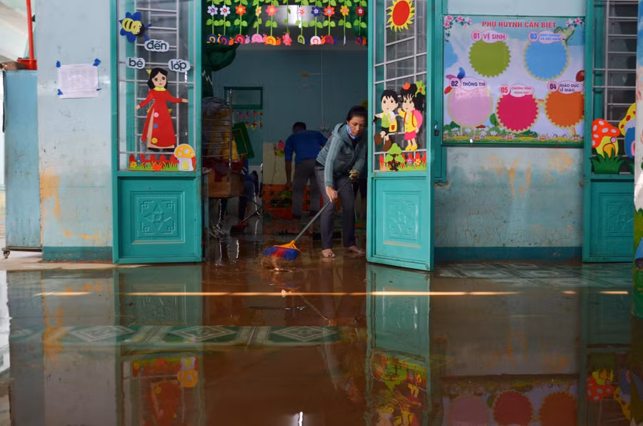 Tại trường Mầm non Hành Dũng (huyện Nghĩa Hành) qua đợt mưa lớn vừa qua, nước lũ từ sông Phước Giang đã gây ngập hầu hết các phòng học của trường. Tại trường Mầm non Hành Dũng (huyện Nghĩa Hành) qua đợt mưa lớn vừa qua, nước lũ từ sông Phước Giang đã gây ngập hầu hết các phòng học của trường.