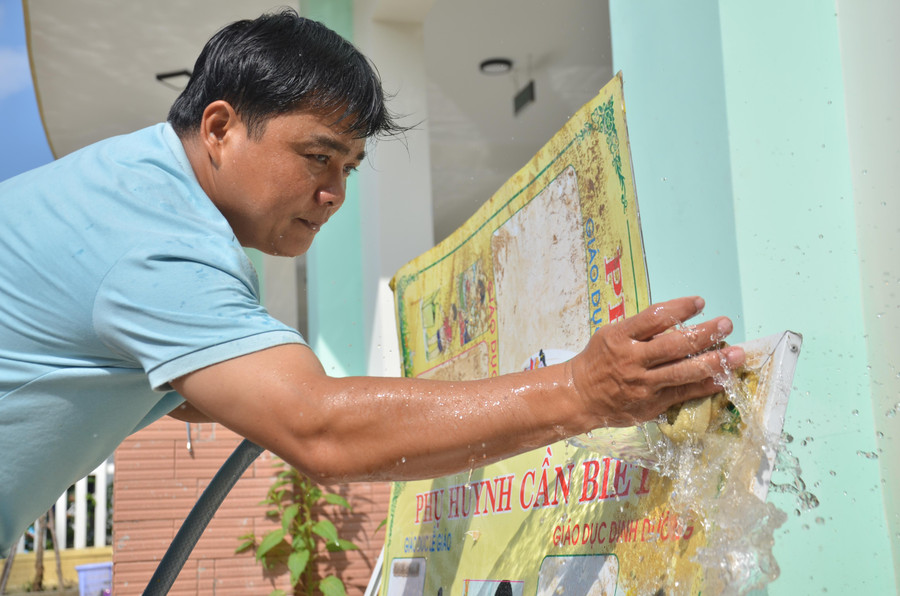 Anh Phan Văn Tuấn, phụ huynh học sinh trường Mầm non Hành Dũng chia sẻ, ngay sau lũ rút thì phụ huynh chúng tôi không ai bảo ai cùng các cô giáo tham gia dọn dọn dẹp vệ sinh trường lớp để các cháu có thể đến trường an toàn.