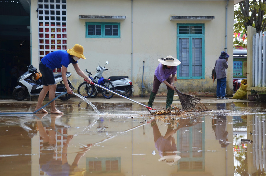 Cô giáo Tiêu Thị Cẩm Lệ - Hiệu trưởng Trường Mầm non Hành Dũng cho biết, trong ngày hôm nay các giáo viên cùng với sự hỗ trợ của dân quân, đoàn viên cùng phụ huynh học sinh đã tham gia dọn bùn đất tràn vào trường, phòng học. Đến ngày mai 13/10, trường học sẽ đón các em trở lại.