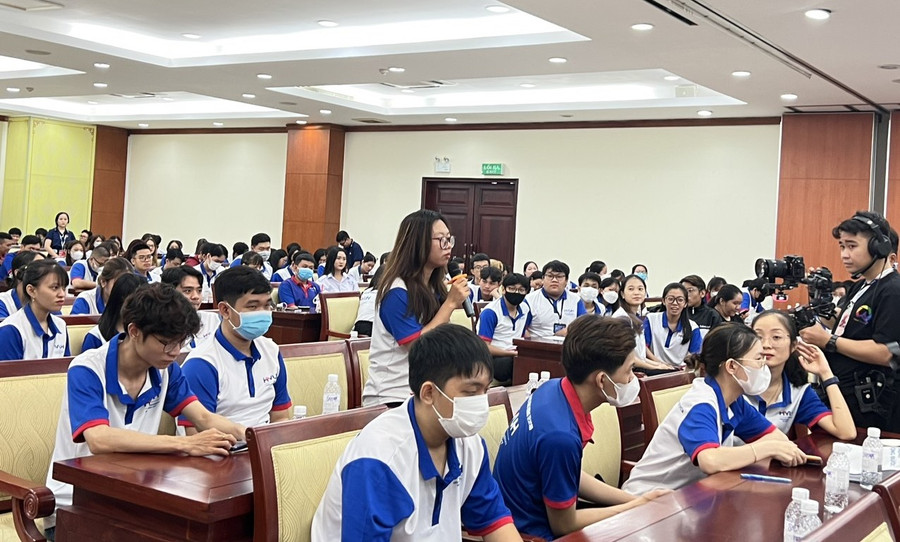 Một sinh viên nêu ý kiến đóng góp của mình tại buổi đối thoại. Một sinh viên nêu ý kiến đóng góp của mình tại buổi đối thoại.