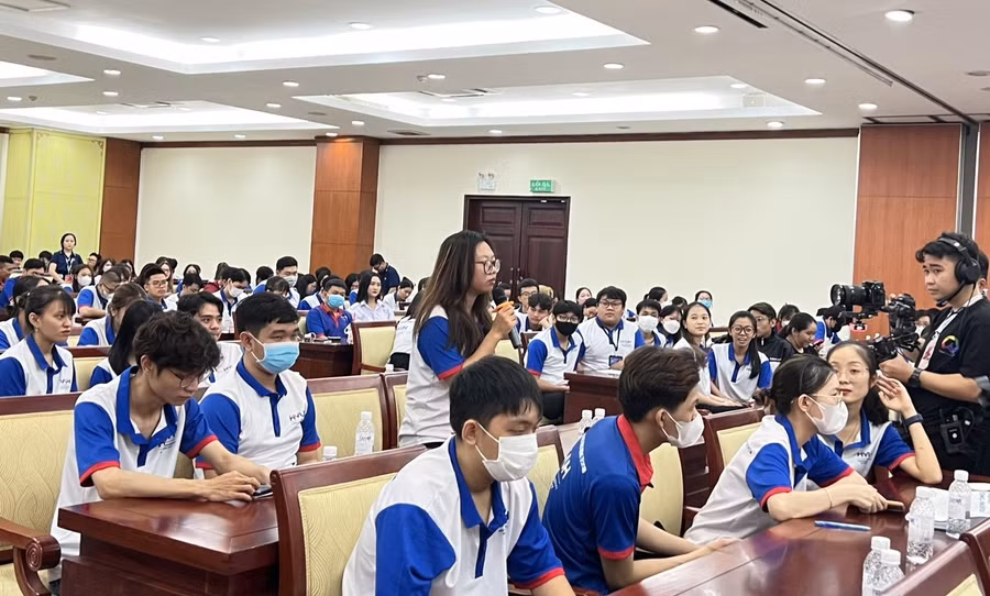 Một sinh viên nêu ý kiến đóng góp của mình tại buổi đối thoại.