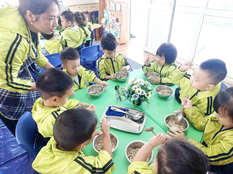 Trẻ ăn trưa với đầy đủ dinh dưỡng và định lượng. Trẻ ăn trưa với đầy đủ dinh dưỡng và định lượng.