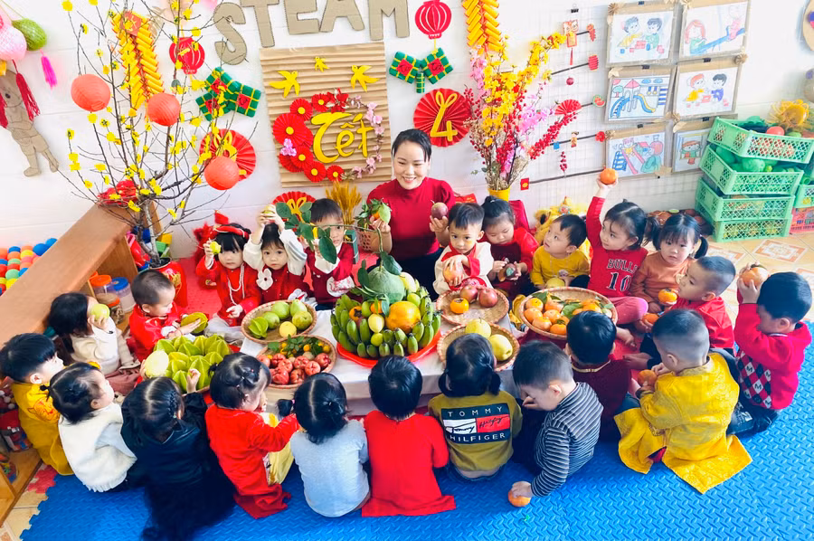 Cô trò Trường Mầm non Hải Lý cùng tổ chức hoạt động học ngay tại lớp chứ không ra ngoài trời trong những ngày giá rét.