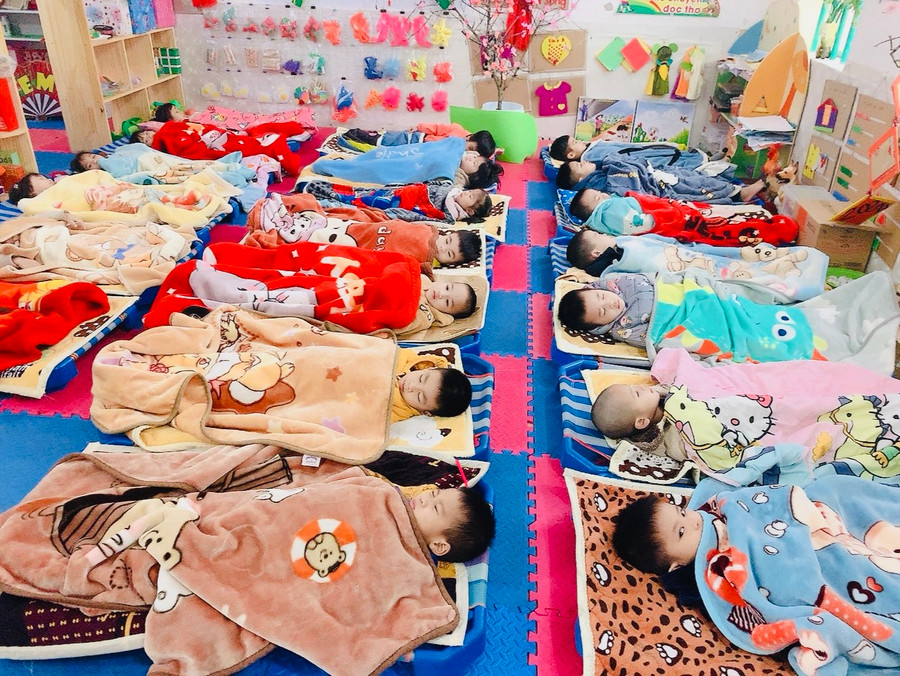 Giờ ngủ trưa có đầy đủ giường, chăn ấm, thảm xốp trải nền của trẻ tại Trường Mầm non Hải Châu. Giờ ngủ trưa có đầy đủ giường, chăn ấm, thảm xốp trải nền của trẻ tại Trường Mầm non Hải Châu.
