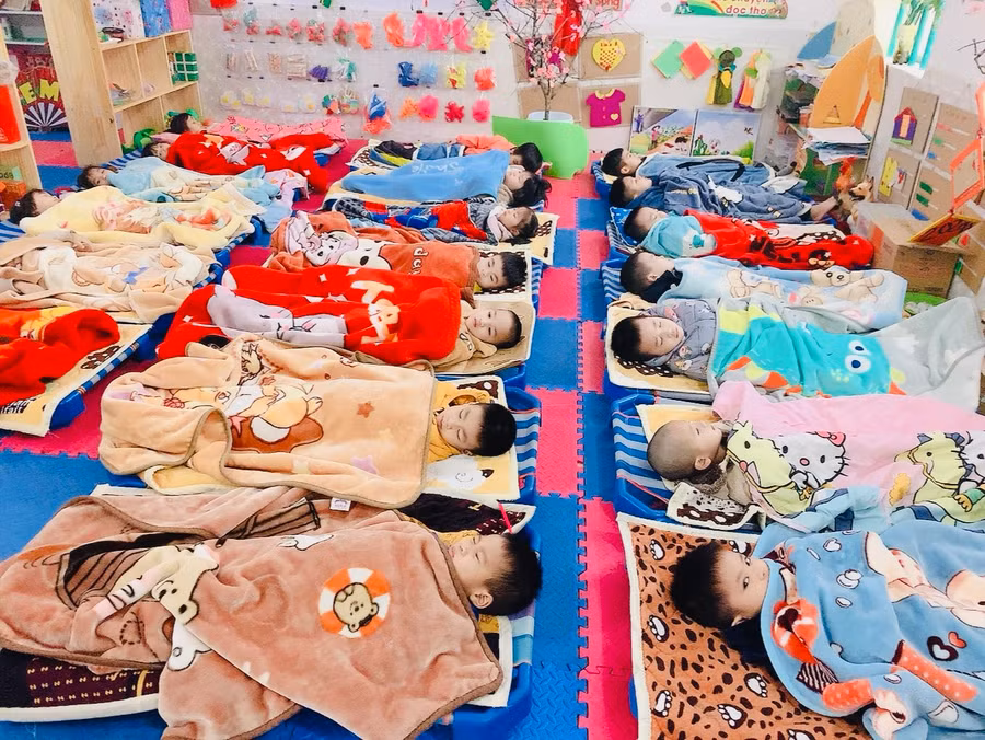 Giờ ngủ trưa có đầy đủ giường, chăn ấm, thảm xốp trải nền của trẻ tại Trường Mầm non Hải Châu.
