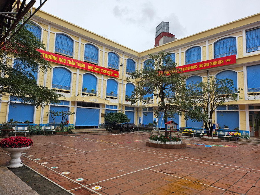 Trường Tiểu học Văn Khê được trang bị hệ thống mành rèm chắn gió ở hành lang các tầng. Trường Tiểu học Văn Khê được trang bị hệ thống mành rèm chắn gió ở hành lang các tầng.