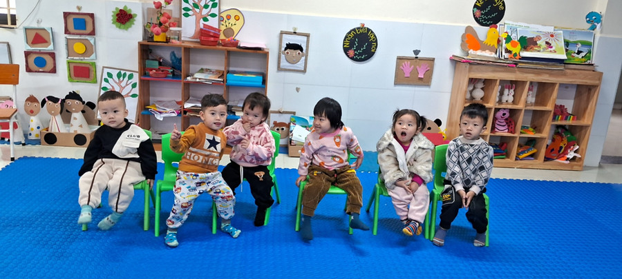 Trẻ mầm non đến lớp trong ngày giá rét không nhất thiết phải mặc đồng phục. Trẻ mầm non đến lớp trong ngày giá rét không nhất thiết phải mặc đồng phục.