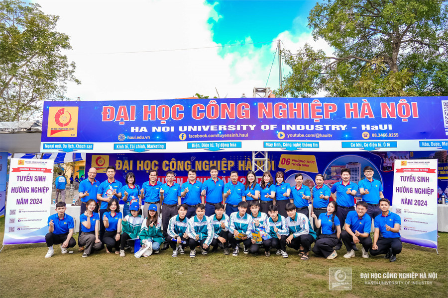 Gian hàng tư vấn tuyển sinh, hướng nghiệp năm 2024 của Trường ĐH Công nghiệp Hà Nội tại Nam Định.