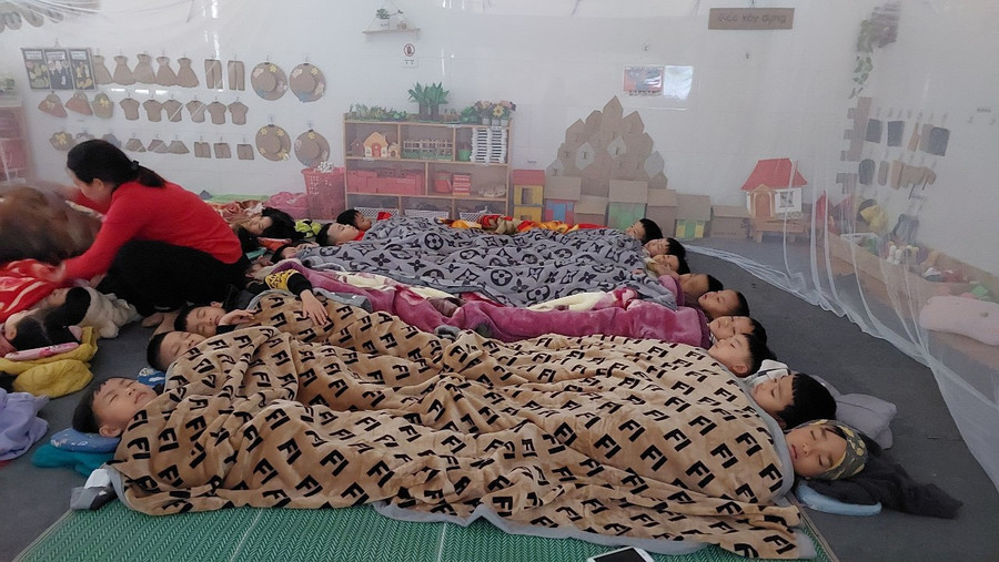 Trẻ ngủ trưa với đầy đủ chăn ấm, chiếu và thảm trải sàn tại Trường Mầm non An Khánh B. Trẻ ngủ trưa với đầy đủ chăn ấm, chiếu và thảm trải sàn tại Trường Mầm non An Khánh B.