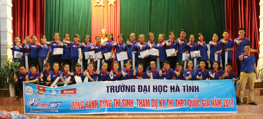 Hơn 300 sinh viên tình nguyện của Trường ĐH Hà Tĩnh đã chuẩn bị sẵn sàng cho việc “Tiếp sức mùa thi THPT Quốc gia năm 2017”. 