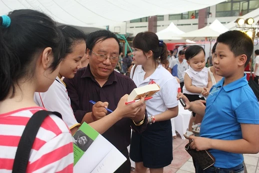 Nhà thơ Trần Đăng Khoa trong vòng vây của các bạn trẻ hâm mộ