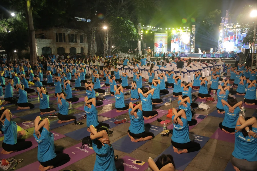 Màn đồng diễn ấn tượng kỉ niệm ngày Quốc tế Yoga 2017