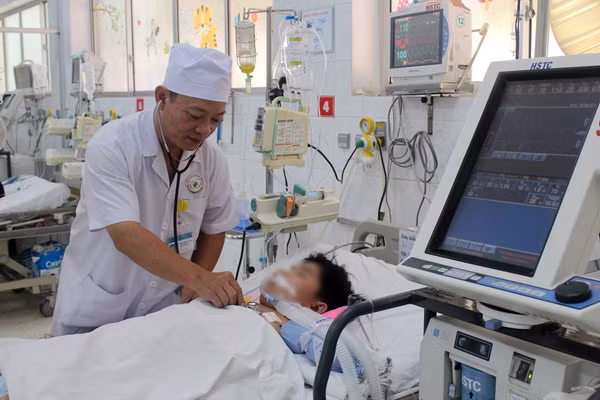Cấp cứu bệnh nhi bị SXH nặng. Ảnh: Báo Đồng Nai