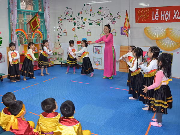 Cô hiệu trưởng hết lòng với học trò miền núi