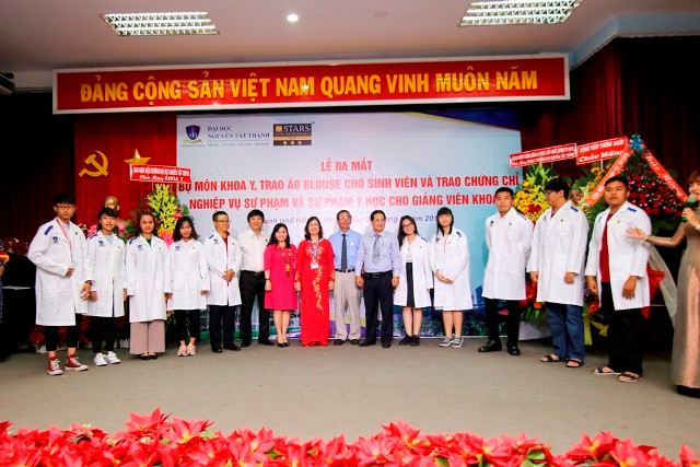 Những sinh viên và đội ngũ giảng viên khoa Y tại lễ ra mắt Bộ môn Khoa Y của nhà trường