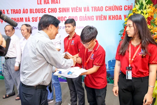 Sinh viên khoa Y Trường ĐH Nguyễn Tất Thành vinh dự nhận chiếc áo Blouse từ người Thầy