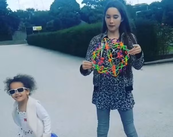 Cặp chị em nổi tiếng vì cao nhất nước Anh