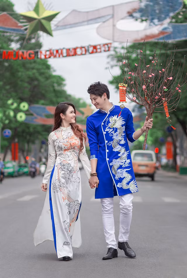 Yêu nhau gần 2 năm, đây là lần thứ 3 Nino về Việt Nam thăm Thơ. Mỗi lần Nino dành khoảng nửa tháng cho tới 1 tháng để ở bên bạn gái.