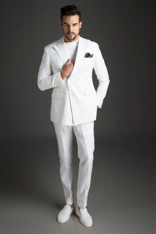 Ngoài hình ảnh sang trọng và mực thước với suit cổ điển và giầy Tây, những kiểu giầy sneaker cũng được phối một cách ngẫu hứng để nêu cao tinh thần năng động. nhung-kieu-vest-tre-trung-cho-tiec-cuoi-nam-10