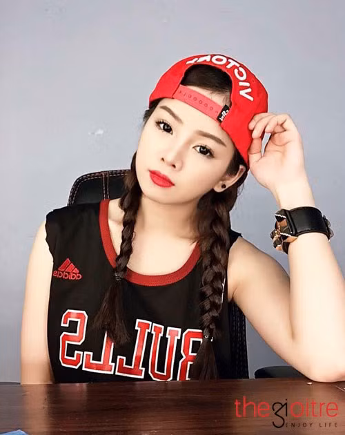 Chia sẻ về việc chọn cho mình phong cách khác biệt như vậy, Mie cho hay: “Mie chọn cho mình phong cách thời trang khác biệt như vậy là vì Mie cảm thấy những bộ trang phục đó phù hợp với bản thân. Vì thế, Mie muốn cho riêng mình một điểm nhấn thật đặc biệt, để khán giả luôn chú ý tới Mie với hình ảnh về một nữ DJ mới lạ .”