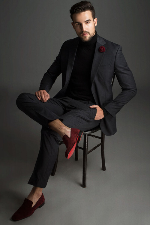 Song song với các mẫu vest có đường cắt may tinh tế, phụ kiện nhung trên tông màu đỏ rượu chát tạo nên điểm nhấn ấn tượng cho set đồ. nhung-kieu-vest-tre-trung-cho-tiec-cuoi-nam-8