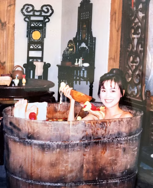 Tiểu Băng trên phim trường của 17 năm trước. Thời điểm đóng phim, cô đã ngấp nghé 30 nhưng khuôn mặt vẫn rất xinh xắn, thơ ngây.