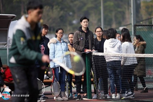 co-giao-the-duc-dep-trai-khien-nu-sinh-cung-phat-me-4