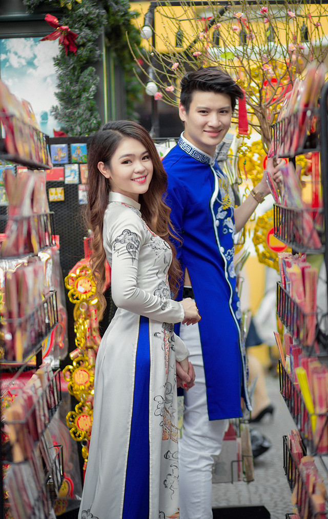 Tranh thủ thời gian bên nhau, cặp đôi trẻ cùng đi dạo phố, ngắm hoa đào ngày Tết, mua những món đồ lặt vặt như bao lì xì, đồ trang trí cây đào...