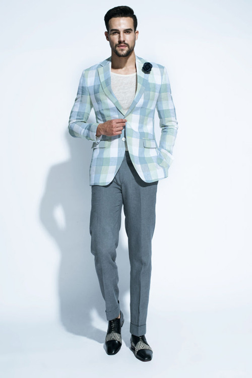Áo vest kẻ sọc ca rô được phối hợp cùng áo thun cổ tròn, quần tây gam màu trung tính mang lại hình ảnh thanh nhã và trẻ trung cho nam giới. nhung-kieu-vest-tre-trung-cho-tiec-cuoi-nam-4