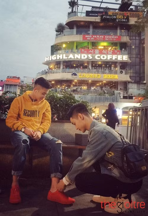 Cặp đôi đầu tiên phải kể tới là: Phạm Đức Hùng- Chu Khả Hiếu. Cả Hùng và Hiếu đều là những hot teen khá nổi ở Hà Thành. Ngoại hình điển trai của cặp đồng tính này cũng khiến cho họ được yêu thích và chú ý nhiều hơn. Cặp đôi đầu tiên phải kể tới là: Phạm Đức Hùng- Chu Khả Hiếu. Cả Hùng và Hiếu đều là những hot teen khá nổi ở Hà Thành. Ngoại hình điển trai của cặp đồng tính này cũng khiến cho họ được yêu thích và chú ý nhiều hơn.