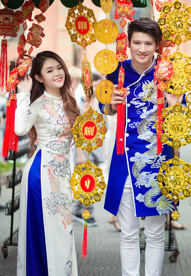  Như Thơ và Nino là cặp đôi đũa lệch đang “hot” trên mạng xã hội. Sở dĩ được ví là đũa lệch bởi chàng có chiều cao lênh khênh 1m90 còn nàng chỉ 1m60. Đôi bạn trẻ này có lượng fans đông đảo nhờ ngoại hình đẹp và chuyện tình lãng mạn vượt đại dương. 