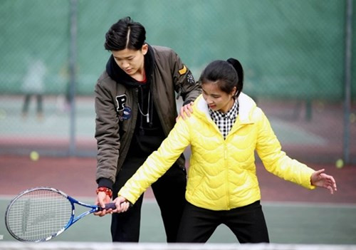 co-giao-the-duc-dep-trai-khien-nu-sinh-cung-phat-me-2