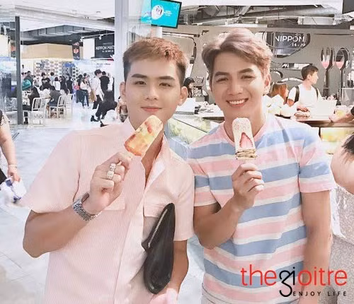 Cặp đôi này lại khiến nhiều người "gato" và ngưỡng mộ nhất bởi tình yêu ngọt ngào của họ đều đón nhận sự chấp nhận từ hai bên gia đình. Thỉnh thoảng, cả hai gia đình còn cùng sắp xếp thời gian để đi du lịch với nhau. Cặp đôi này lại khiến nhiều người "gato" và ngưỡng mộ nhất bởi tình yêu ngọt ngào của họ đều đón nhận sự chấp nhận từ hai bên gia đình. Thỉnh thoảng, cả hai gia đình còn cùng sắp xếp thời gian để đi du lịch với nhau.