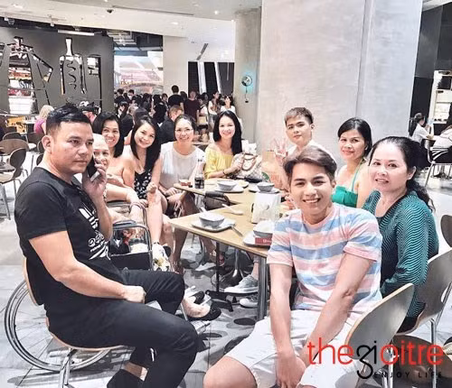 Được biết, Trí và Nhân quen nhau qua Facebook được một thời gian. Sau khi cặp đôi gặp nhau vài lần, qua tiếp xúc, cả hai đã thấu hiểu và yêu nhau. Trong quá trình yêu nhau, có đôi lần cãi vã vì những xích mích nhỏ. Nhưng sau tất cả, gạt bỏ hết những hiểu lầm không đáng có, Trí và Nhân đã cảm thông và hiểu nhau nhiều hơn. Vì vậy, cặp đôi đã duy trì được tình yêu bền vững trong 6 tháng qua. Được biết, Trí và Nhân quen nhau qua Facebook được một thời gian. Sau khi cặp đôi gặp nhau vài lần, qua tiếp xúc, cả hai đã thấu hiểu và yêu nhau. Trong quá trình yêu nhau, có đôi lần cãi vã vì những xích mích nhỏ. Nhưng sau tất cả, gạt bỏ hết những hiểu lầm không đáng có, Trí và Nhân đã cảm thông và hiểu nhau nhiều hơn. Vì vậy, cặp đôi đã duy trì được tình yêu bền vững trong 6 tháng qua.