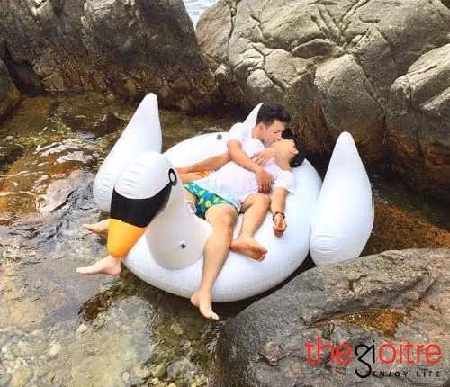 Đào Bá Trí còn tâm sự: “Để có thể có một tình yêu bền vững như vậy thì những lúc ở cạnh nhau chúng mình luôn dành chọn tình cảm cho nhau. Không sợ bất cứ điều gì xung quanh. Vì cả hai luôn động viên nhau mạnh mẽ cùng vượt qua khó khăn, thử thách.” Đào Bá Trí còn tâm sự: “Để có thể có một tình yêu bền vững như vậy thì những lúc ở cạnh nhau chúng mình luôn dành chọn tình cảm cho nhau. Không sợ bất cứ điều gì xung quanh. Vì cả hai luôn động viên nhau mạnh mẽ cùng vượt qua khó khăn, thử thách.”