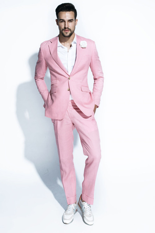 Thay vì vẻ cứng nhắc của những bộ veston cổ điển trên khối màu tối, vest cho mùa xuân năm nay được thể hiện trên các chất liệu vải tông màu sáng. nhung-kieu-vest-tre-trung-cho-tiec-cuoi-nam-2