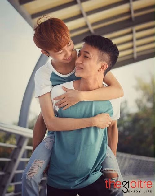 "Yêu thật lòng, mở rộng trái tim, cho nhau cơ hội. Xóa đi quá khứ không may, tôn trọng và hãy yêu thương người bạn trăm năm của mình. Đừng nghĩ chỉ yêu vì cần. Như vậy mãi mãi bạn sẽ cô độc. Đã là người đồng tính phải biết, mình là ai, mình cần gì, và phải làm sao để thực hiện được ước mơ hạnh phúc của mình? Phải luôn hãnh diện về bản thân, mới có đủ khả năng nghị lực vượt qua mọi khó khăn. Luôn giữ hình ảnh tốt đẹp của nhau trong mắt mọi người". Đó là bí kíp giữ gìn hạnh phúc của cặp đôi. "Yêu thật lòng, mở rộng trái tim, cho nhau cơ hội. Xóa đi quá khứ không may, tôn trọng và hãy yêu thương người bạn trăm năm của mình. Đừng nghĩ chỉ yêu vì cần. Như vậy mãi mãi bạn sẽ cô độc. Đã là người đồng tính phải biết, mình là ai, mình cần gì, và phải làm sao để thực hiện được ước mơ hạnh phúc của mình? Phải luôn hãnh diện về bản thân, mới có đủ khả năng nghị lực vượt qua mọi khó khăn. Luôn giữ hình ảnh tốt đẹp của nhau trong mắt mọi người". Đó là bí kíp giữ gìn hạnh phúc của cặp đôi.