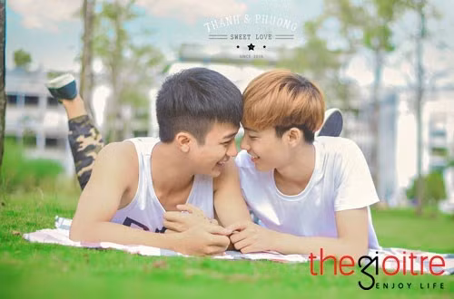 Phan Minh Thành sinh năm 1996, tên thật là Phan Vạn Ngọc Trân, quê ở Tây Ninh (gia đình sống ở Bà Rịa - Vũng Tàu); Phương Võ, sinh năm 1995, tên thật là Võ Tấn Tài, quê ở TP.HCM. Phan Minh Thành sinh năm 1996, tên thật là Phan Vạn Ngọc Trân, quê ở Tây Ninh (gia đình sống ở Bà Rịa - Vũng Tàu); Phương Võ, sinh năm 1995, tên thật là Võ Tấn Tài, quê ở TP.HCM.