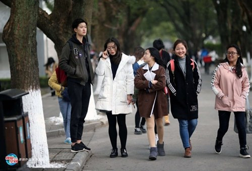 co-giao-the-duc-dep-trai-khien-nu-sinh-cung-phat-me-7