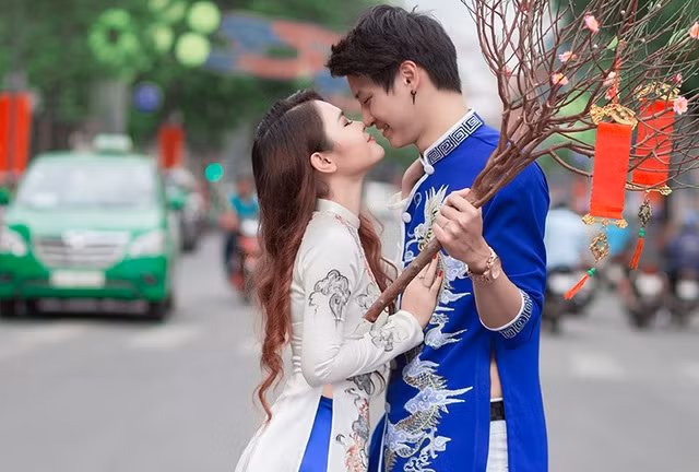 Cặp đôi “đũa lệch” Việt Nam - Na Uy rủ nhau đi dạo phố sắm Tết